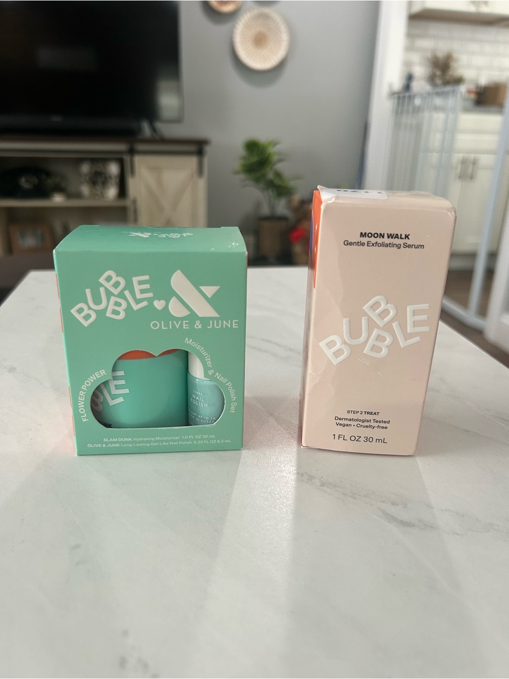 Bubble Olive & June Moon Walk Gentle Exfoliating Serum - Pink & Mint
